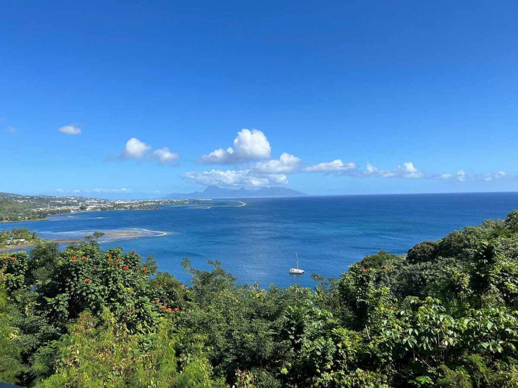 Belvédère du Taharaa à Tahiti, offrant une vue imprenable sur la baie de Matavai et ses paysages côtiers.