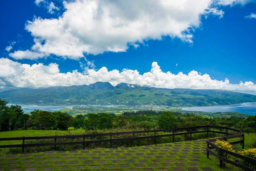Vue spectaculaire depuis le belvédère de Taravao à Tahiti, offrant un aperçu des paysages côtiers et montagneux.