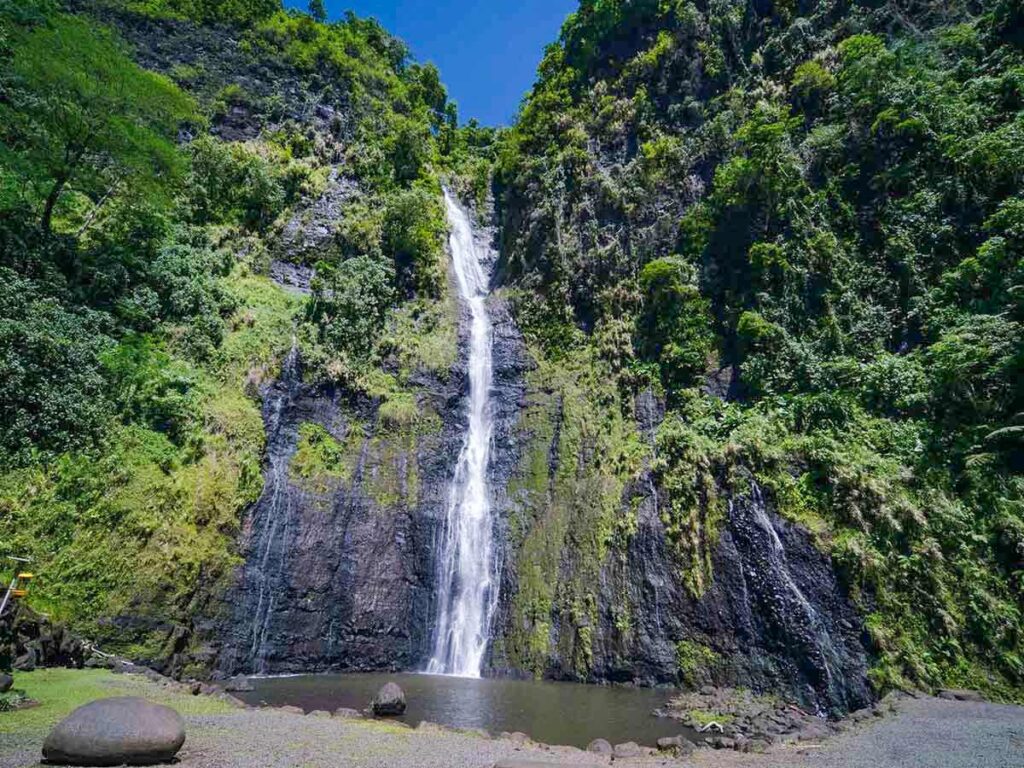 Cascade majestueuse de Vaimahuta à Tahiti, Polynésie française, entourée d'une végétation luxuriante et d'une ambiance tropicale apaisante.