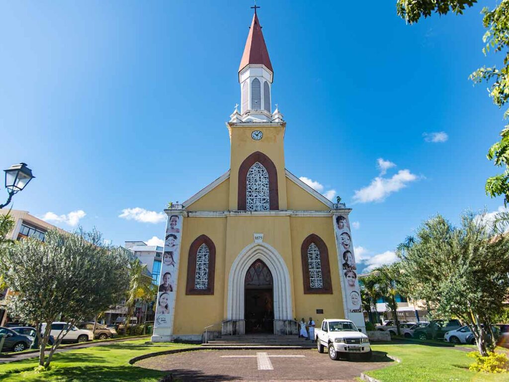Cathédrale Notre-Dame de Papeete à Tahiti, église historique au style colonial avec sa façade jaune emblématique au cœur de la capitale polynésienne.