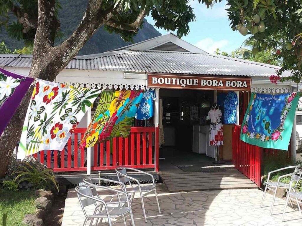 Boutique de paréos à Vaitape, Bora Bora, présentant une variété de paréos aux motifs traditionnels polynésiens, aux couleurs vives et inspirées par la culture locale.