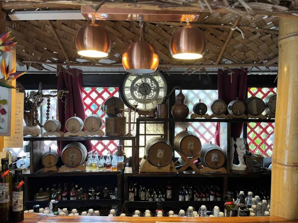 La distillerie Huahine Passion à Huahine, spécialisée dans la production de liqueurs et eaux-de-vie à base de fruits locaux.