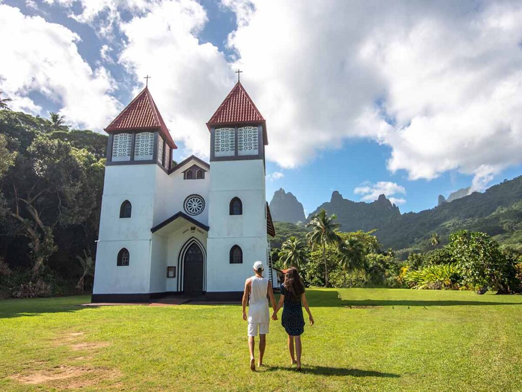 Église de la Sainte Famille à Moorea, située devant les montagnes majestueuses, offrant un cadre pittoresque et une vue spectaculaire sur le paysage polynésien.