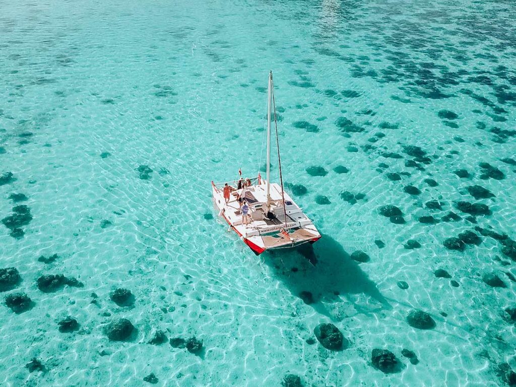 Excursion en bateau dans le lagon de Moorea avec la compagnie Voila Moorea, offrant une exploration immersive des eaux cristallines et des paysages marins exceptionnels.