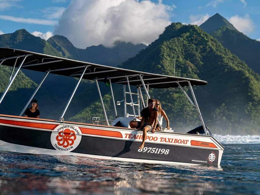 Découverte des beautés de Tahiti lors d'une excursion en bateau, explorant les eaux cristallines et les paysages idylliques.