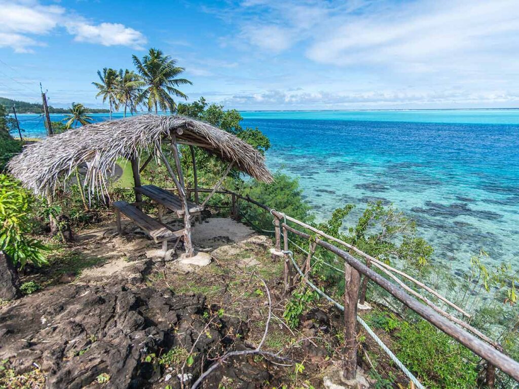 Lagon cristallin de Huahine avec ses eaux turquoise et ses récifs coralliens, entouré de plages et de végétation luxuriante.