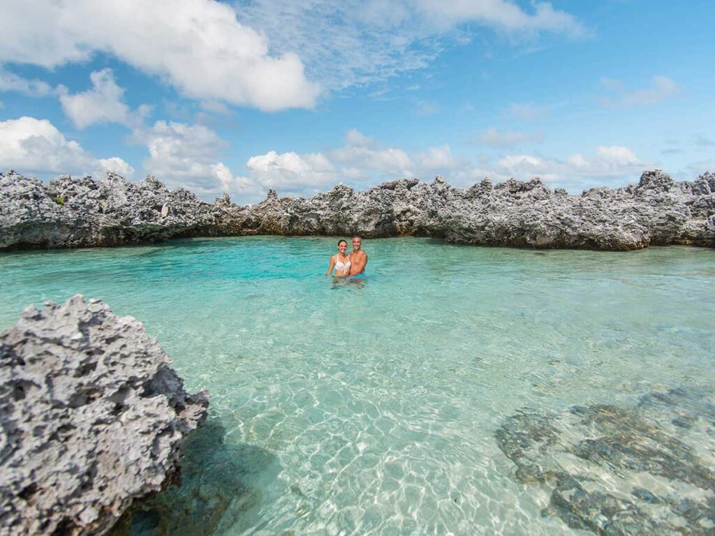 Île aux Récifs à Rangiroa en Polynésie française, célèbre pour ses formations coralliennes spectaculaires et ses piscines naturelles aux eaux cristallines.