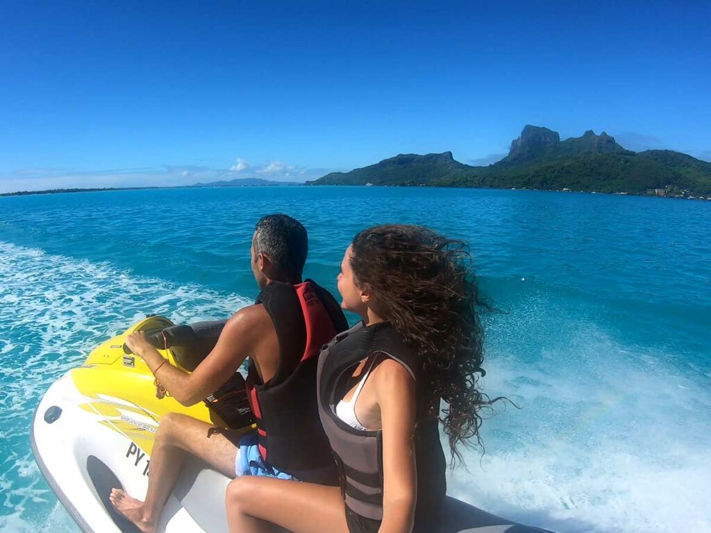 Vivez l'aventure à toute vitesse en jet ski à Bora Bora, glissant sur les eaux turquoises entourées de paysages spectaculaires et de lagons paradisiaques.
