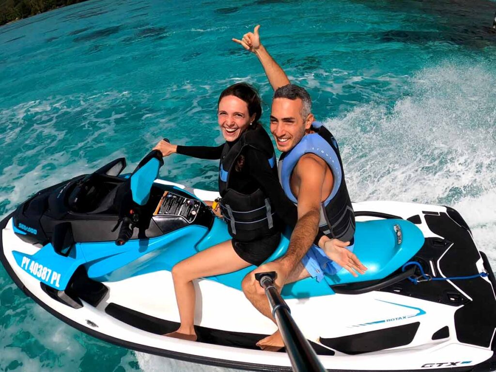 Balade en jet ski à Moorea à travers le lagon cristallin, entre les deux baies emblématiques de l’île.