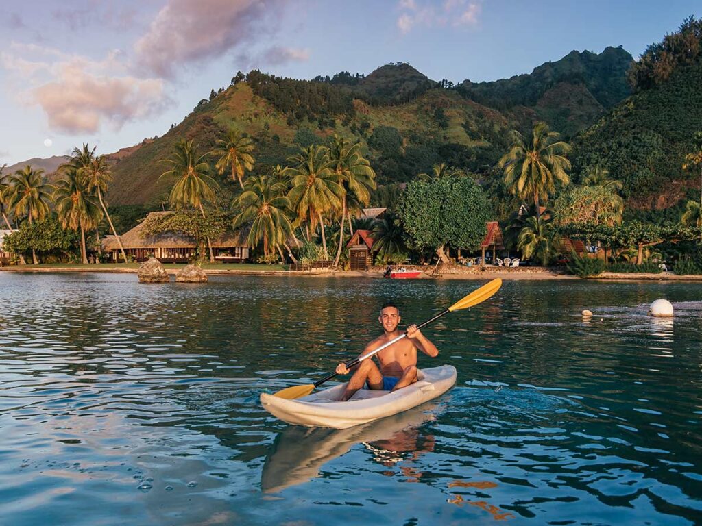 Faire du kayak dans le lagon de Moorea, pagayer sur des eaux turquoise et cristallines tout en admirant les paysages tropicaux et les montagnes environnantes.