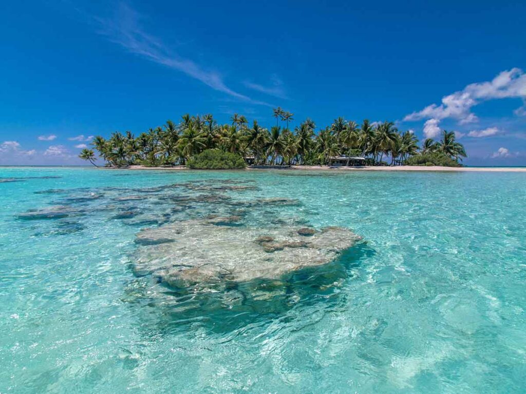 Lagon Bleu à Rangiroa en Polynésie française, un vaste bassin naturel aux eaux turquoise entouré de petits motus sauvages.