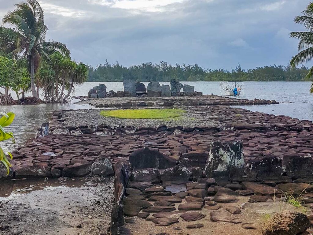 Ruines du marae de Huahine, site archéologique important, symbolisant la richesse culturelle et spirituelle de la Polynésie.