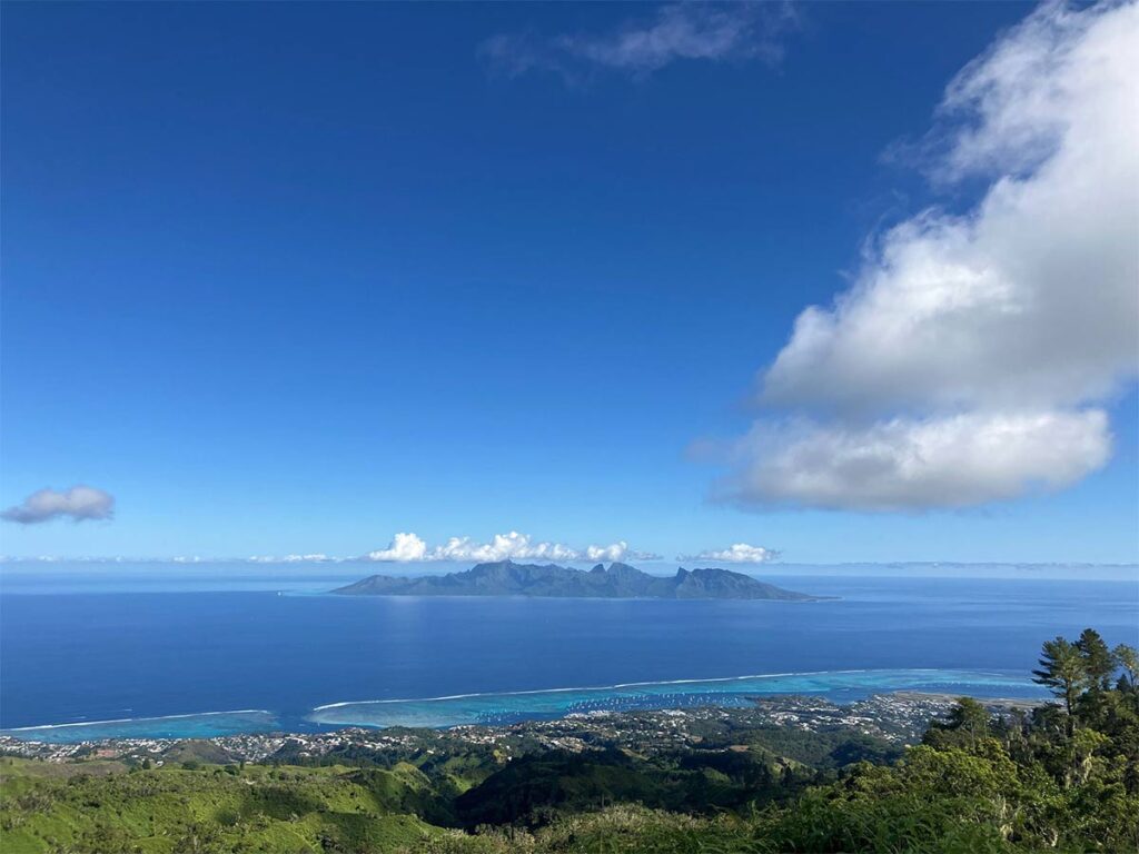 Vue spectaculaire depuis le Mont Marau à Tahiti, surplombant la côte et la végétation luxuriante de l'île.