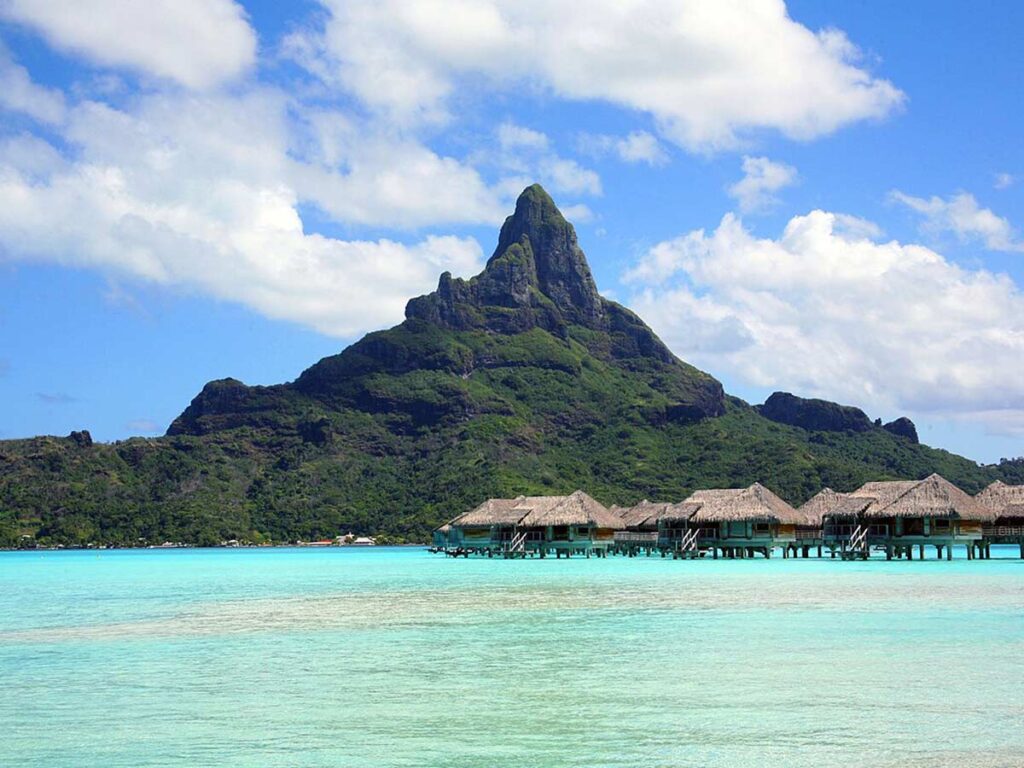 Vue panoramique sur le Mont Otemanu à Bora Bora, sommet emblématique de l'île s'élevant au-dessus du lagon cristallin, entouré de végétation tropicale luxuriante.