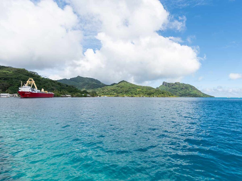 Vue panoramique du mont Tavaiura dominant l'île de Huahine, offrant un paysage spectaculaire sur le lagon environnant.