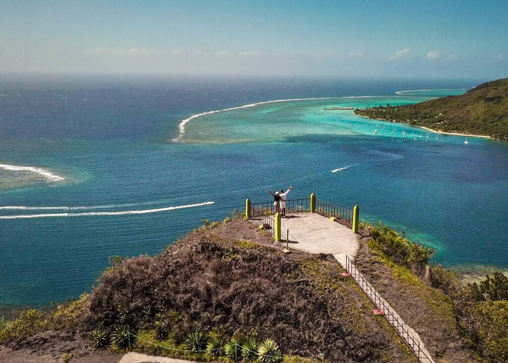 Panorama impressionnant depuis le sommet de la Montagne Magique, un point de vue idéal pour admirer les montagnes, la végétation luxuriante et la mer de Moorea.