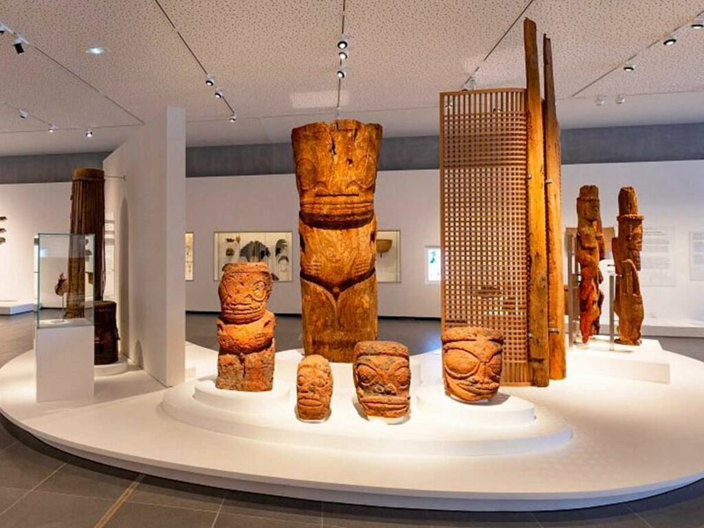 Musée ethnographique polynésien à Tahiti, présentant des objets traditionnels, des sculptures et des artefacts culturels illustrant l’histoire et les coutumes des îles.