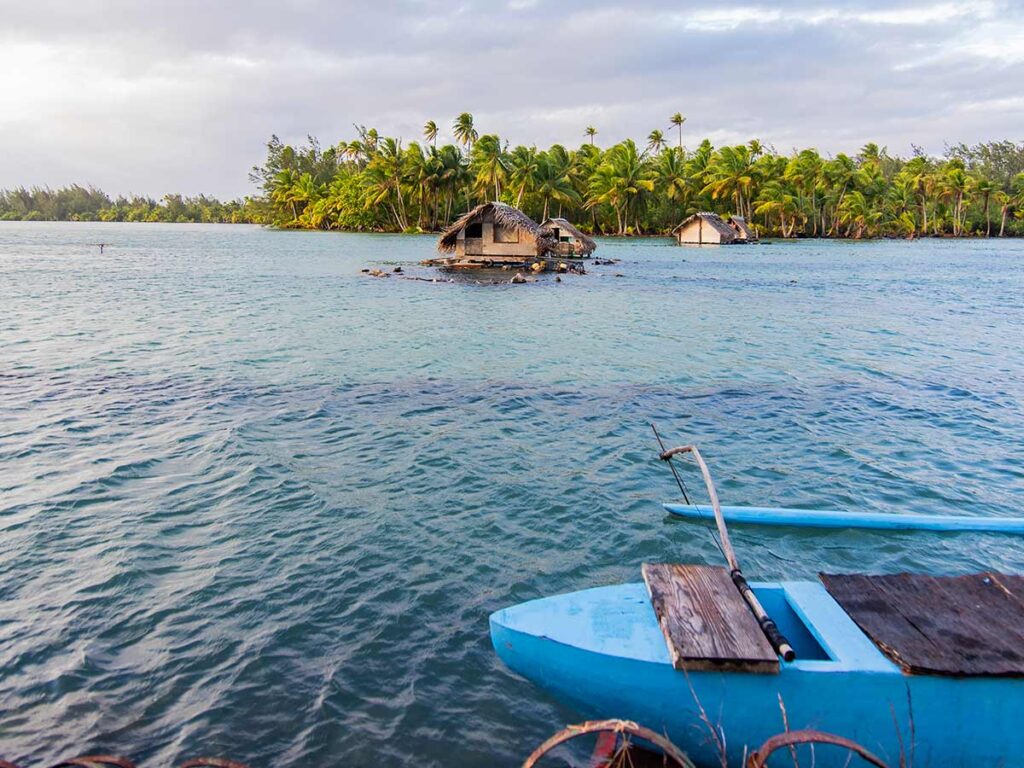 Parc à poissons traditionnel de Huahine en Polynésie française, construit en pierre dans le lagon turquoise, illustrant une technique de pêche ancestrale polynésienne.