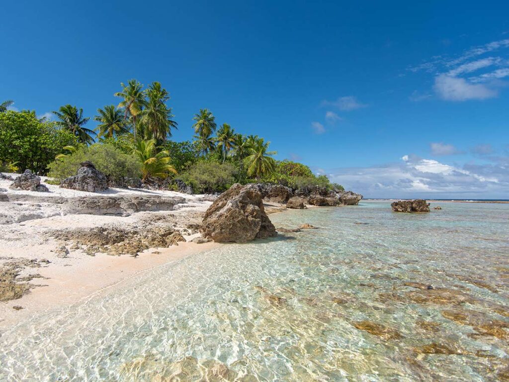 Plage de la Cloche de Hina à Tikehau en Polynésie française, célèbre pour sa beauté sauvage, ses eaux turquoise et son sable rosé baigné par le lagon.