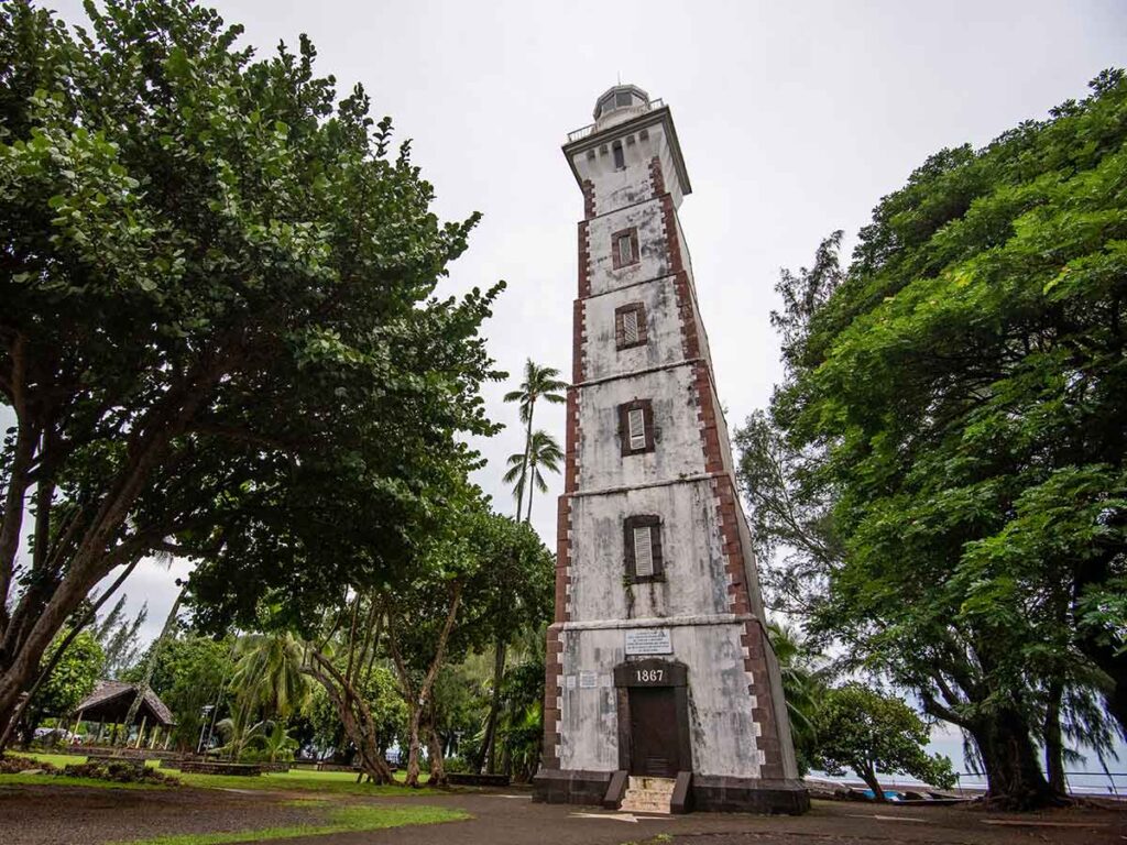 Le phare emblématique de la Pointe Vénus à Papeete, Tahiti, un site chargé d’histoire offrant un cadre idyllique en bord de mer.