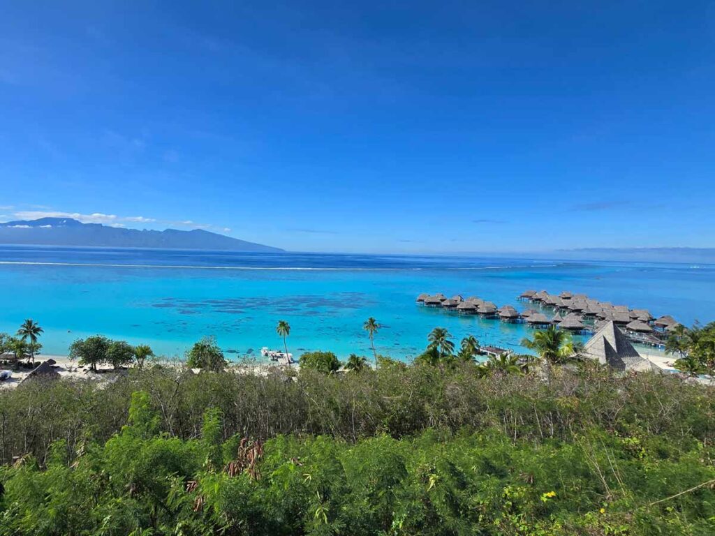 Panorama spectaculaire depuis le belvédère Toatea, le point de vue du Sofitel, sur l'océan et les montagnes de Tahiti.