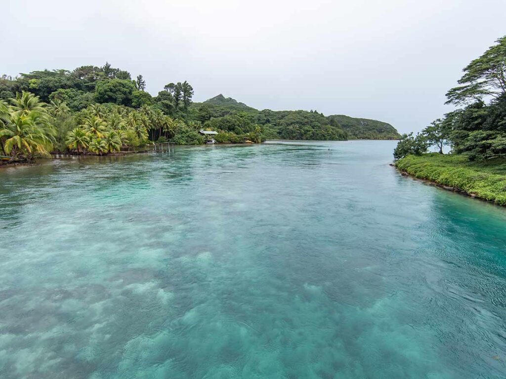 Vue imprenable sur le lagon et la végétation luxuriante de Huahine depuis le pont de Maroe.