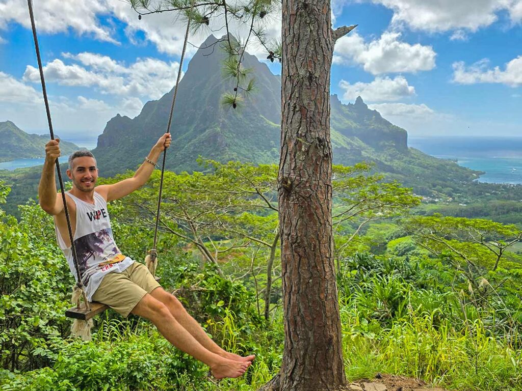 Vue spectaculaire sur les deux baies de Moorea depuis le point de vue de la randonnée des Trois Pinus, offrant un panorama à couper le souffle sur l'île et ses paysages luxuriants.