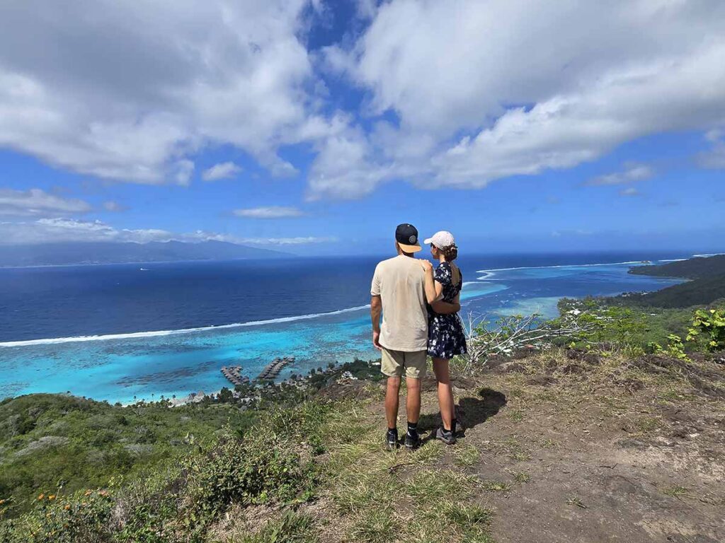 Vue exceptionnelle depuis une randonnée à Moorea, surplombant le Sofitel et l'île de Tahiti au loin, offrant un cadre naturel époustouflant avec des montagnes et des eaux cristallines.