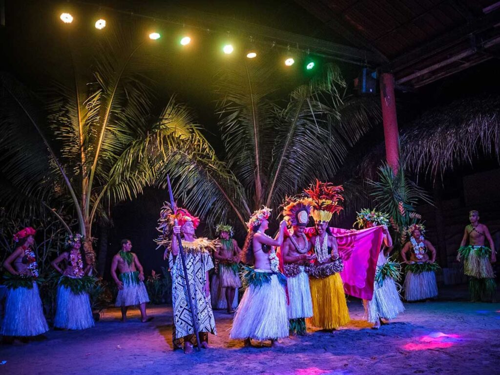 Spectacle polynésien au Tiki Village à Moorea, une expérience culturelle immersive mettant en valeur la danse traditionnelle, la musique locale et les coutumes ancestrales.