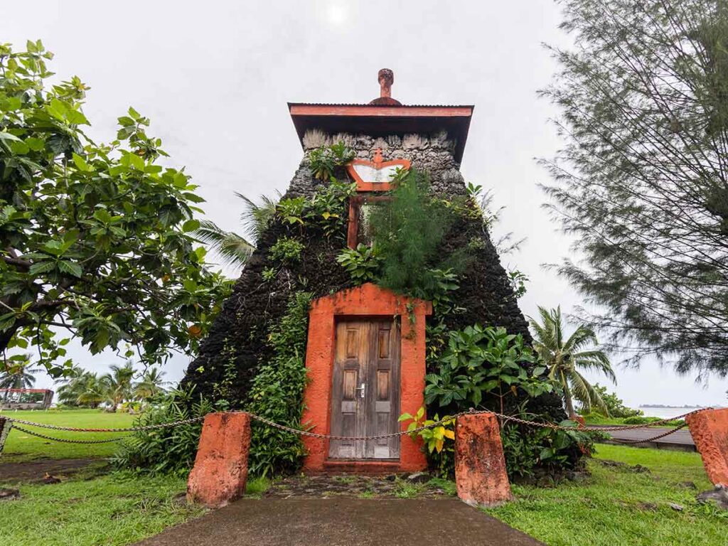 Monument funéraire du Roi Pomare V, dernier roi de Tahiti, situé dans un cadre naturel et paisible.