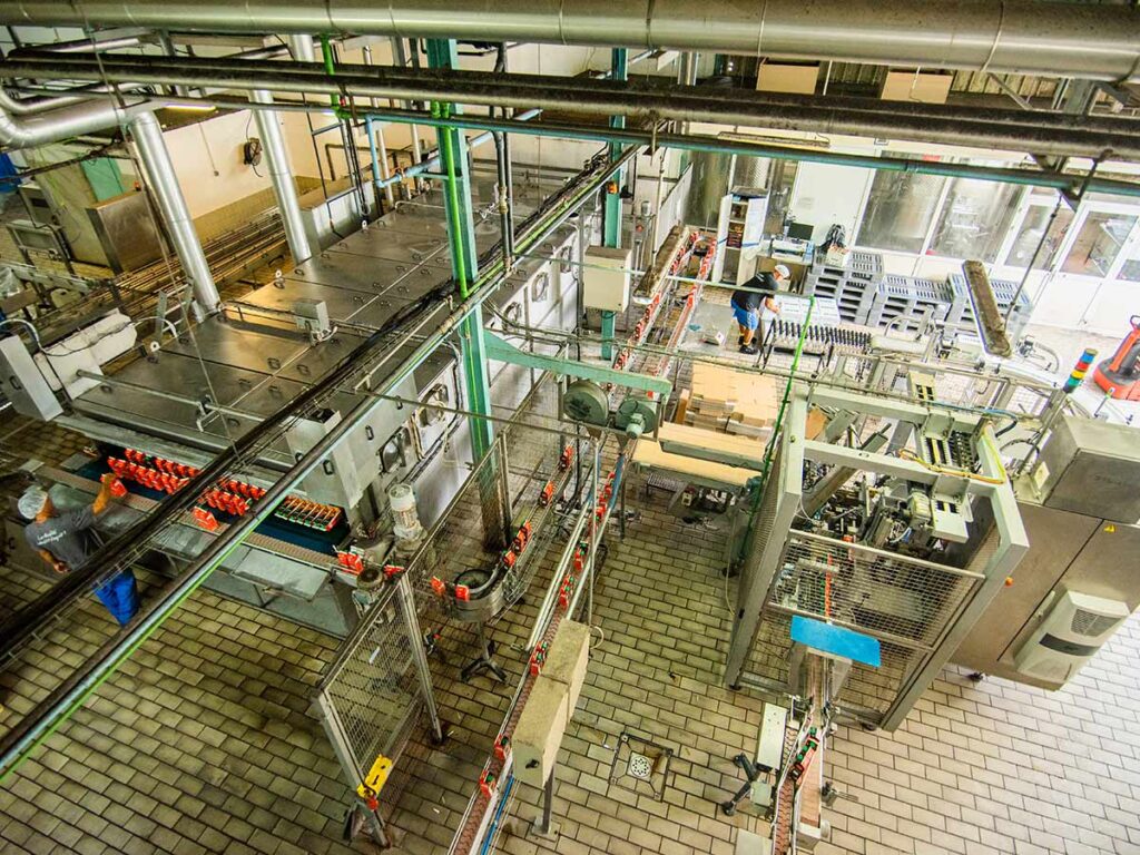 Chaine de production de l'usine Rotui à Moorea, montrant le processus de fabrication des jus de fruits locaux et autres produits artisanaux polynésiens.