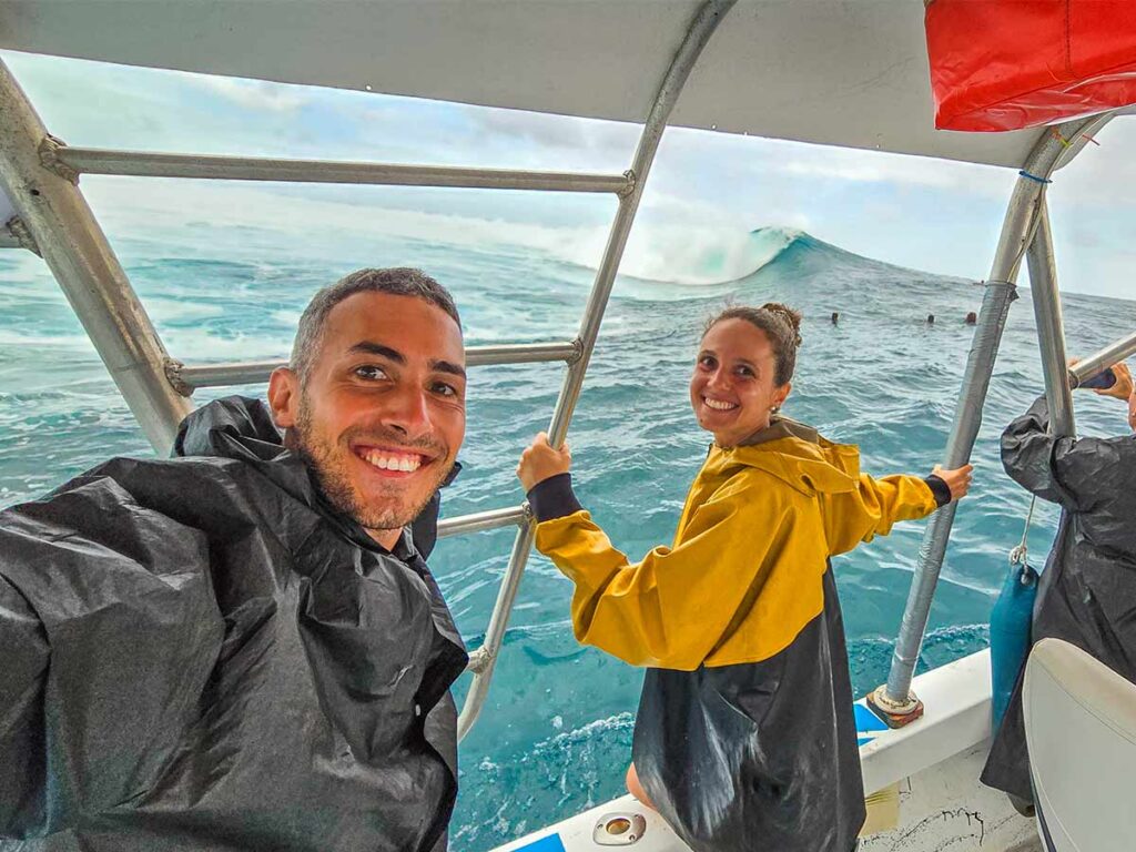 Vue d'une excursion en bateau à Teahupo'o, offrant une perspective unique de la célèbre vague de Tahiti.