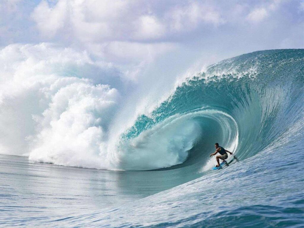 La fameuse vague de Teahupo'o à Tahiti, un lieu emblématique du surf avec des vagues géantes et impressionnantes.