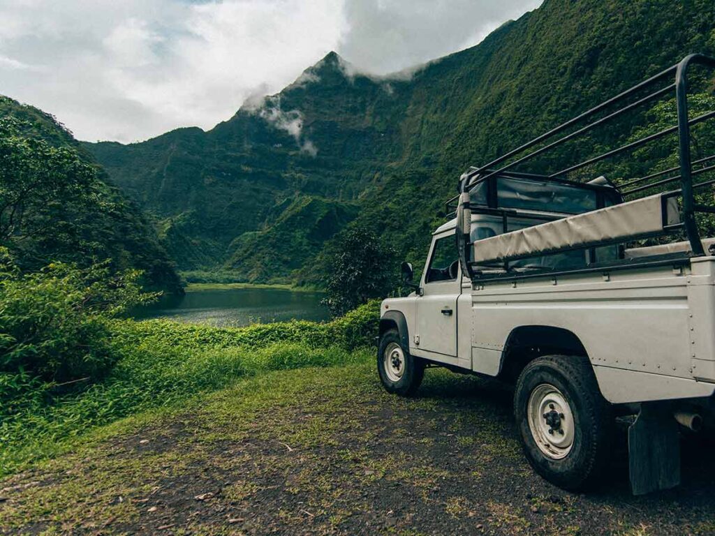 La vallée de Papenoo à Tahiti, un paradis naturel avec une végétation luxuriante et des montagnes impressionnantes.