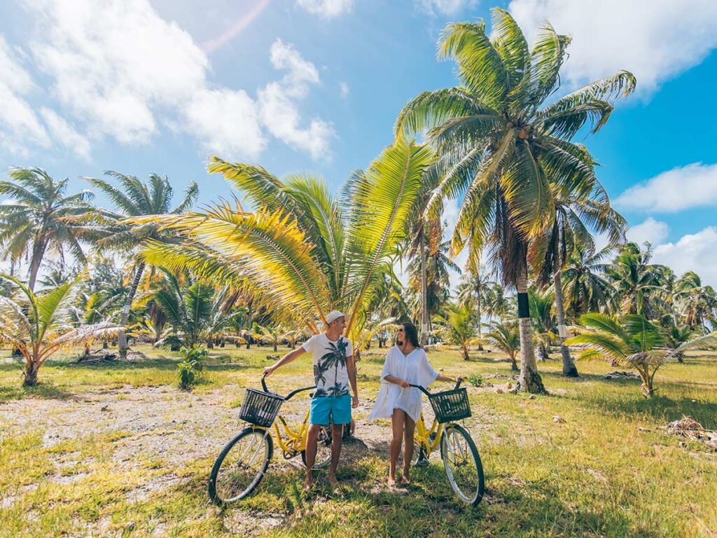 Balade à vélo sur l'île de Tikehau en Polynésie française, découvrant ses paysages tropicaux et ses villages authentiques.