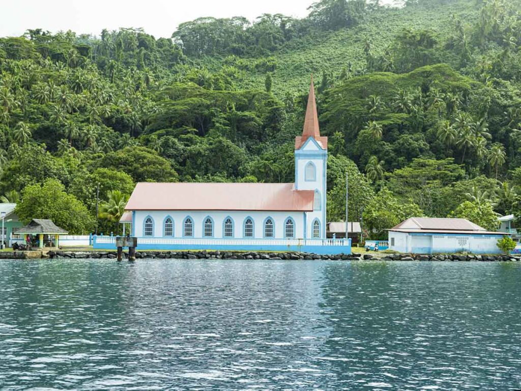 Vue sur la baie de Haamene à Taha’a, entourée de collines verdoyantes et bordée par les eaux calmes du lagon.