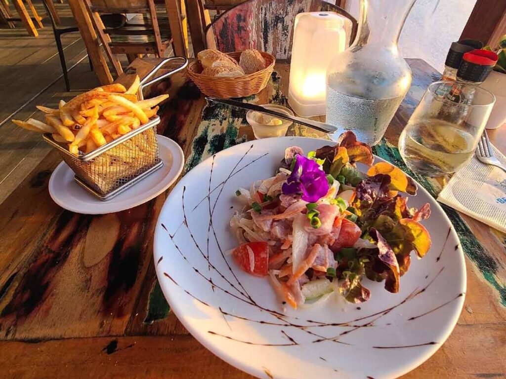 Assiette de poisson cru tahitien et frites au Bora Bora Beach Club, servie en bord de lagon.