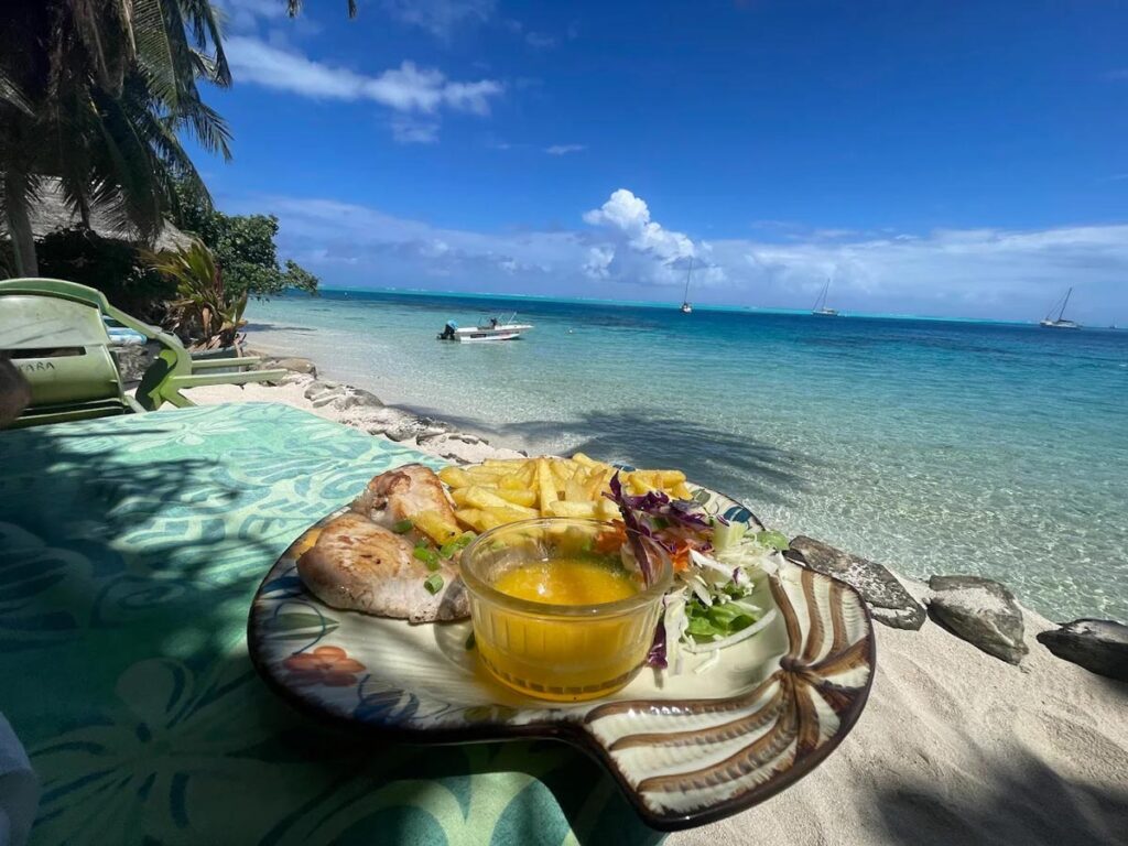 Un délicieux plat de poisson cuit et frites à déguster en face du lagon à Huahine au restaurant chez Tara