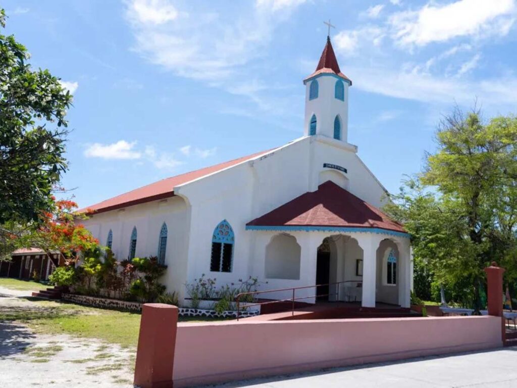Église catholique historique du village de Tetamanu à Fakarava, symbole du patrimoine culturel et spirituel de la Polynésie française.
