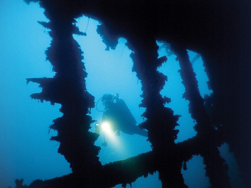 plongeur dans une épave à Raiatea