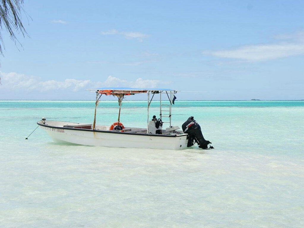 Sortie en bateau à Fakarava pour explorer les motus, les plages sauvages et les eaux cristallines de l’un des plus beaux atolls de Polynésie française.
