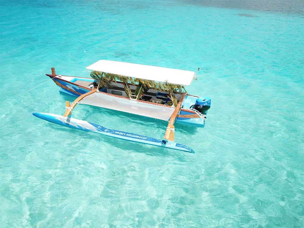 Bateau sur le lagon de Taha’a, offrant une vue spectaculaire sur les îlots et les eaux cristallines.