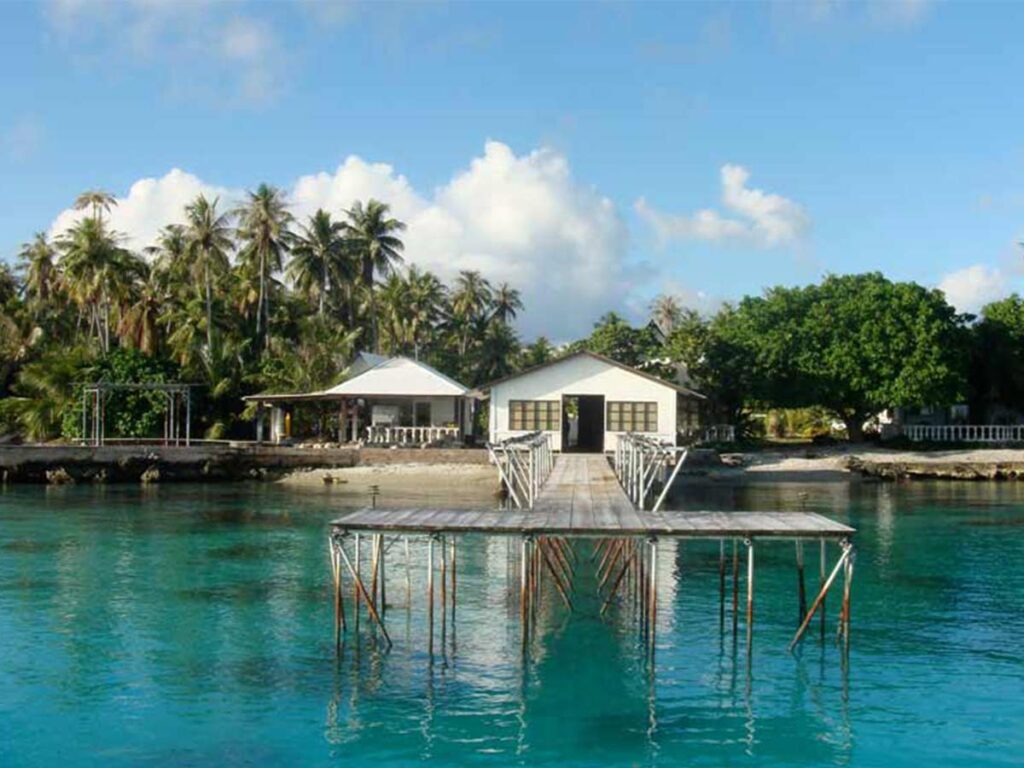 Ferme perlière traditionnelle à Fakarava, où se cultive la célèbre perle noire de Tahiti dans un cadre lagonaire préservé.