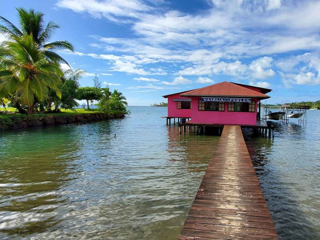 Ferme perlière traditionnelle à Raiatea avec des huîtres perlières cultivées dans le lagon.
