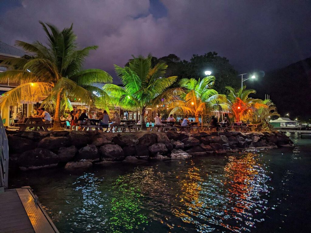 La terrasse bordée de palmiers en bord de lagon du Huahine Yatch Club