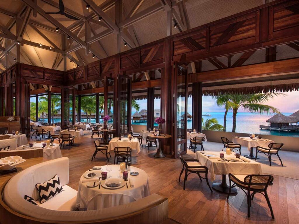 Salle raffinée du Iriatai French Restaurant à Bora Bora avec vue sur le lagon.