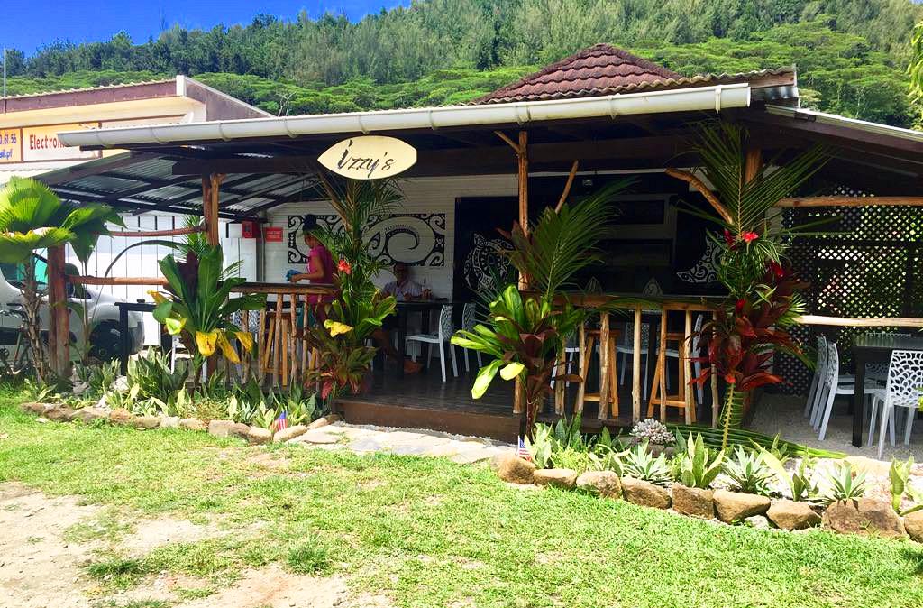 Extérieur et terrasse verdoyants du restaurant Izzy's à Huahine