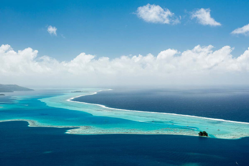 vue aérienne du lagon turquoise de Raiatea en Polynésie Française