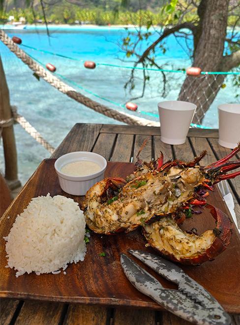 Langouste grillée au restaurant Coco Beach sur un motu de Moorea