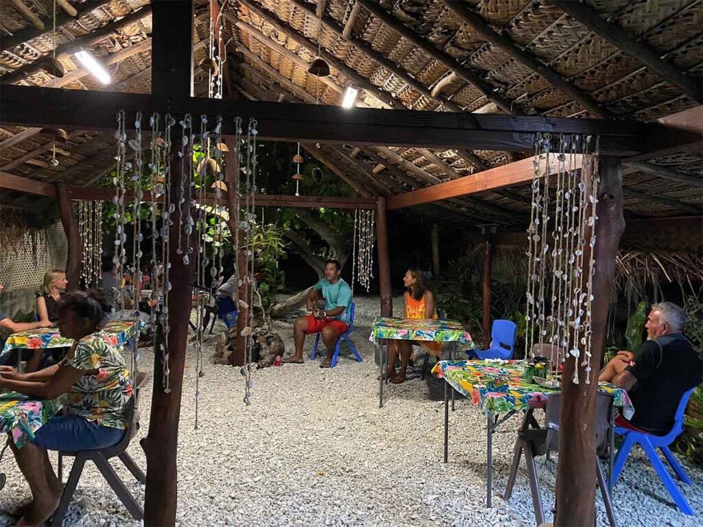 Restaurant Le Koko’z en bord de lagon à Taha’a, avec terrasse tropicale, et les clients assistent à un concert polynésien